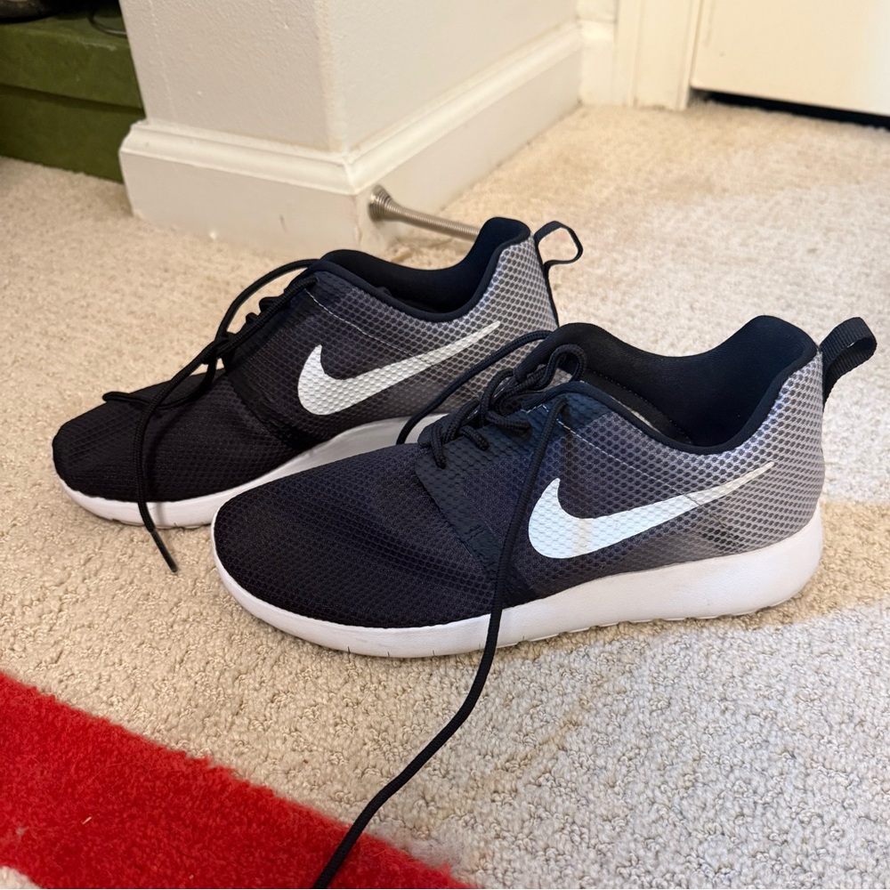 Nike Kids Roshe Run Sneakers Black and White Ombre size 4Y